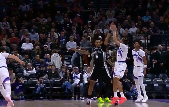 开云官网-这球升级一级恶意!基昂特·乔治三分命中 卡斯尔扑防不及送加罚